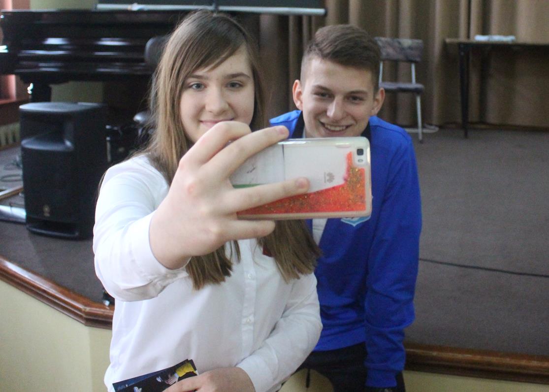 JeziorakTV: Piłkarze Jezioraka odwiedzili uczniów w “czerwonej” szkole