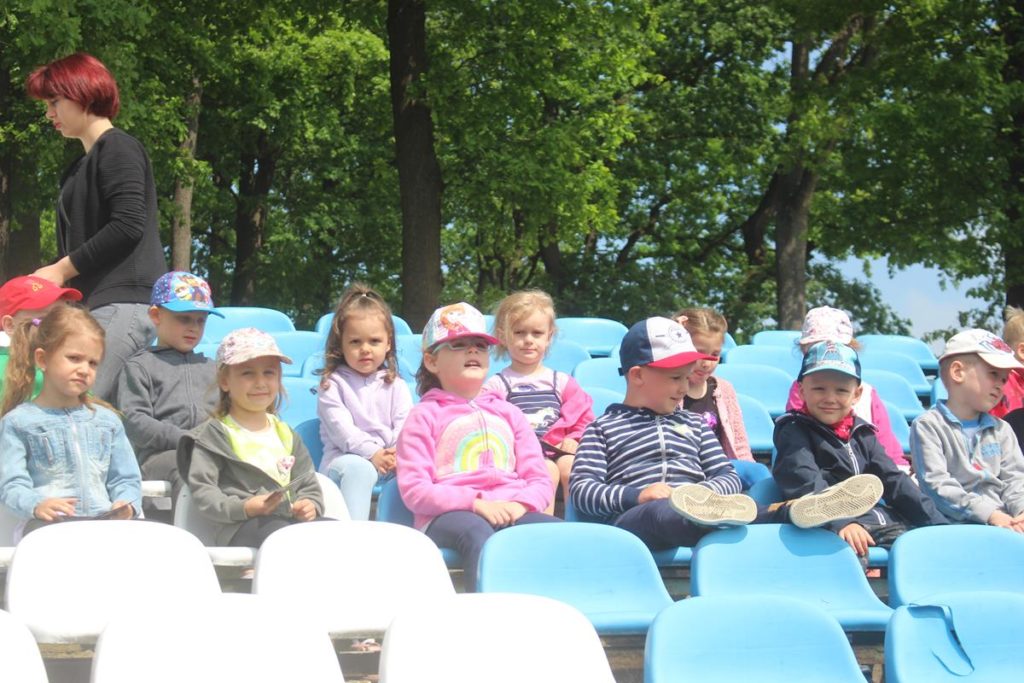 JeziorakTV: Zobacz wizytę dzieci z przedszkola Pluszak na stadionie