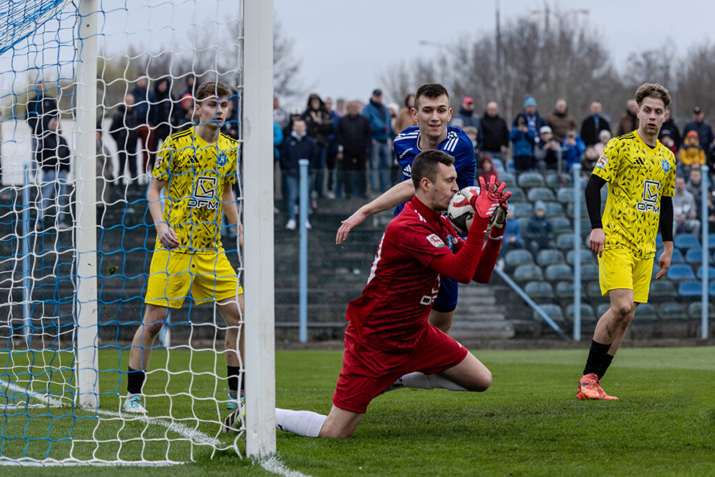 Jeziorak podejmuje Znicz Biała Piska! Piłkarski piątek pełen emocji w Iławie