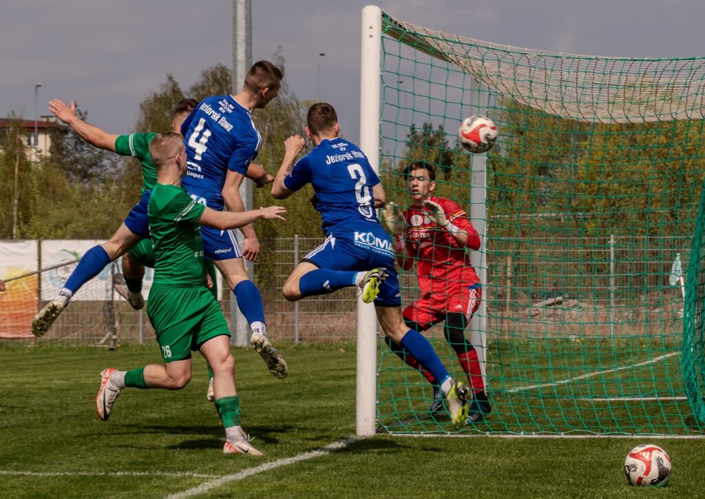 Dramat, awaria oświetlenia i czerwona kartka. Tylko remis w meczu Stomil II – Jeziorak 2:2 (0:1)